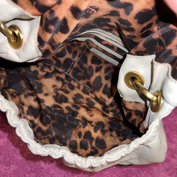 B. Makowsky Large w/ Flap zippered storage Purse Beige Soft Genuine Leather - Picture 9 of 13